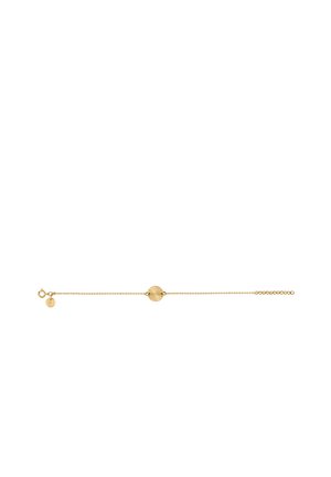 Bracelet délicat en chaîne dorée avec un charm circulaire texturé au centre et une petite étiquette ronde près du fermoir.