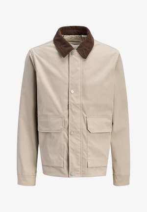 Giacca beige con colletto in velluto a coste marrone, bottoni a pressione frontali e due grandi tasche con patta in vita.