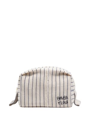 Bolsa rectangular de tela beige con rayas verticales azul marino, una asa lateral en forma de lazo y texto negro bordado "BIMBA Y LOLA" en la parte inferior derecha.