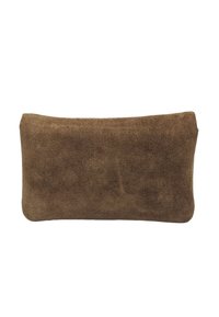Pochette en cuir suédé marron de forme rectangulaire et de texture douce. Design simple sans matériel ni accents visibles.