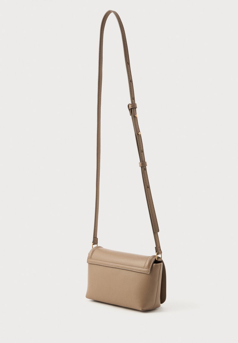 Calvin Klein Taška s příčným popruhem - desert taupe