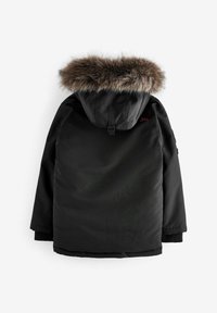 Čierna parka s kapucňou lemovanou kožušinou, elastickými manžetami a hladkou textúrou. Na zadnej strane je umiestnené decentné logo.