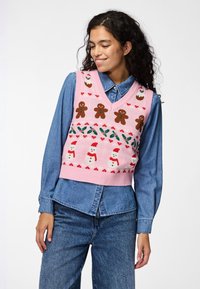 Chaleco de punto rosa con patrones de hombres de jengibre y muñecos de nieve, con escote en V y cintura ajustada, combinado con una camisa de mezclilla.