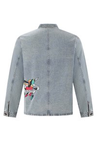 Farkkutakki vaaleansinisellä sävyllä, jossa on värikäs tatuointityylinen brodeeraussuunnittelu selkäpuolella, esittäen sydäntä ja siipiä.