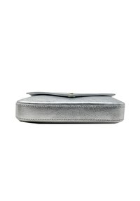 Clutch rettangolare argento con una finitura metallica testurizzata, parte superiore a soffietto curvata e hardware gold minimalista. Bordi spessi e superficie liscia.