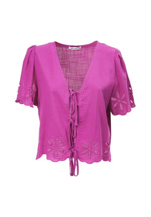 Kurzärmelige magentafarbene Bluse mit floralen Ausschnittmustern, geschwungenen Kanten und vorne bindbaren Verschlüssen.