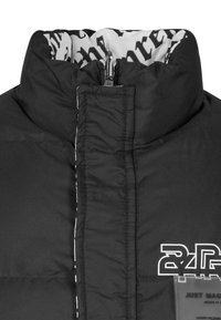 Geacă puffer neagră cu guler înalt, închidere cu fermoar și logo alb. Țesătură texturată cu un finisaj neted. Interiorul prezintă un model contrastant.