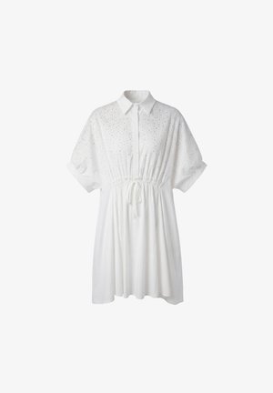 Weißes kurzärmeliges Kleid mit Kragen, Knopfleiste vorne, Tunnelzug in der Taille und kleinen dekorativen Perforationen am oberen Teil und an den Ärmeln.