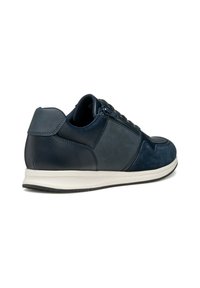 Sneaker blu navy realizzato in pelle e suede, con una texture liscia, design con lacci e suola color crema con accenti delicati.