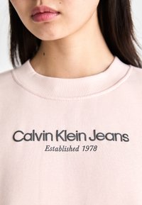 Calvin Klein Jeans INSTITUTIONAL GRAPHIC - Melegítőfelső - peach whip