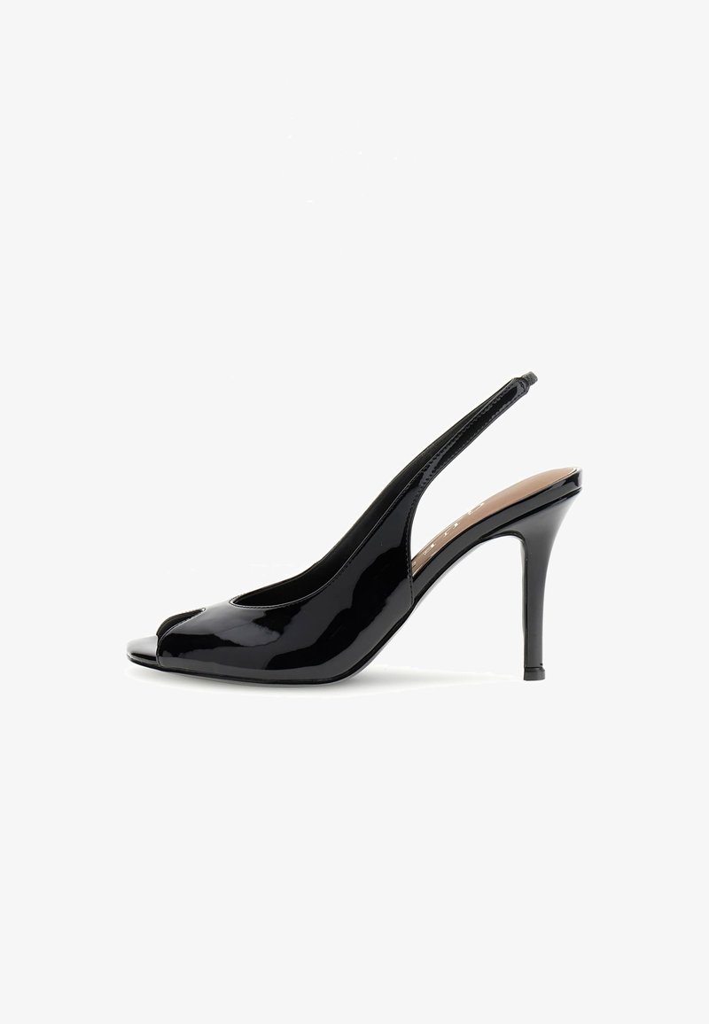 Zapato de tacón alto tipo slingback de charol negro con punta puntiaguda y tacón de aguja delgado sobre fondo blanco.