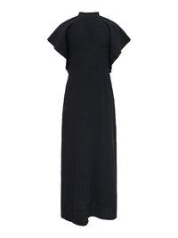 Vestido largo negro con textura, mangas cortas y anchas y un cuello alto con volantes, mostrado sobre un fondo blanco.