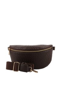 Borsa a tracolla in pelle intrecciata marrone con forma curva, zip dorata e tracolla regolabile. Presenta una superficie testurizzata e un design funzionale.