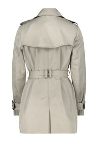 Trench-coat beige avec empiècement au dos, ceinture à boucle à la taille, et brides boutonnées aux poignets, vu de dos sur fond blanc.