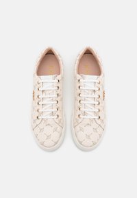 Zapatillas blancas con una superficie texturizada y patrones que presentan detalles en dorado, cordones redondos y una suela plana. El diseño es minimalista y moderno.
