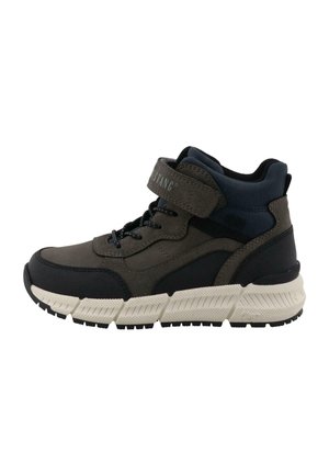 Baskets montantes avec panneaux noirs, gris foncé et bleu marine, semelle blanche texturée, lacets noirs et une bride grise en Velcro autour de la cheville.