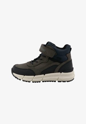 Baskets montantes avec panneaux noirs, gris foncé et bleu marine, semelle blanche texturée, lacets noirs et une bride grise en Velcro autour de la cheville.