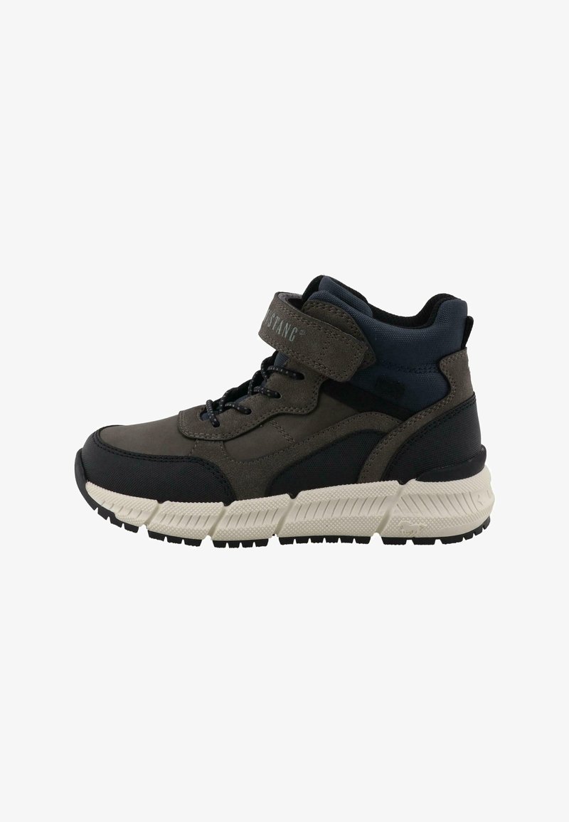 Baskets montantes avec panneaux noirs, gris foncé et bleu marine, semelle blanche texturée, lacets noirs et une bride grise en Velcro autour de la cheville.