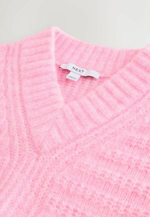 Rosa gestrickter Pullover mit V-Ausschnitt, strukturiertem Rippmuster und einem Etikett mit der Marke "NEXT". Weicher, leichter Stoff.