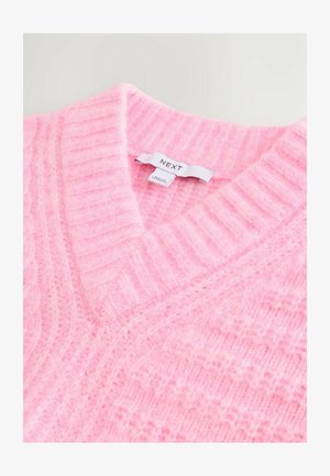 Rosa gestrickter Pullover mit V-Ausschnitt, strukturiertem Rippmuster und einem Etikett mit der Marke "NEXT". Weicher, leichter Stoff.