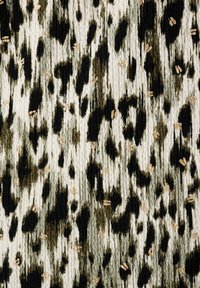 Textielstof met een crème basis, versierd met zwarte en donkergroene abstracte vlekken en gouden decoratieve accenten, met een gestructureerd oppervlak.