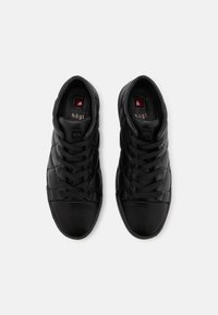 Sneakers in pelle nera con finitura liscia, design con lacci, colletto imbottito e logo discreto sulla linguetta. Suola in gomma con presa texturizzata.