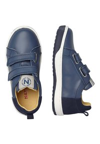 Sneakers in pelle blu navy con due cinturini in Velcro regolabili, suole in gomma bianca e interno a contrasto. Interno in tessuto morbido e linguetta sul retro per facilitare l'inserimento.