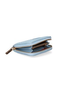 Portafoglio in pelle azzurro chiaro con zip dorata, dotato di molteplici scomparti interni per carte e una tasca con zip per le monete. Design esterno testurizzato.