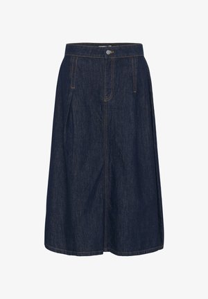 Jeansrock in Dunkelblau mit mittlerer Länge, vorderen Falten, zwei Vordertaschen und kontrastierenden orangefarbenen Nähten entlang der Nähte.