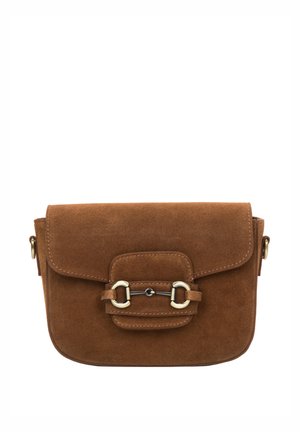 Brązowa torba na ramię zamszowa z klapą, z centralnym paskiem i złotymi ozdobami. Prostokątny kształt z wyraźnymi krawędziami.