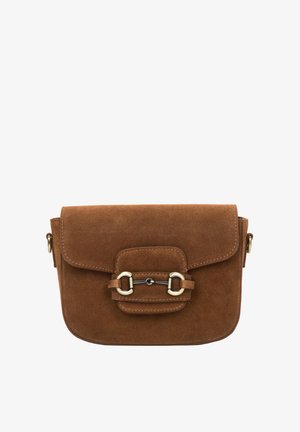 Bruine suède crossbody tas met een klepsluiting, voorzien van een centrale banddetail en goudkleurige hardware. Rechthoekige vorm met strakke randen.