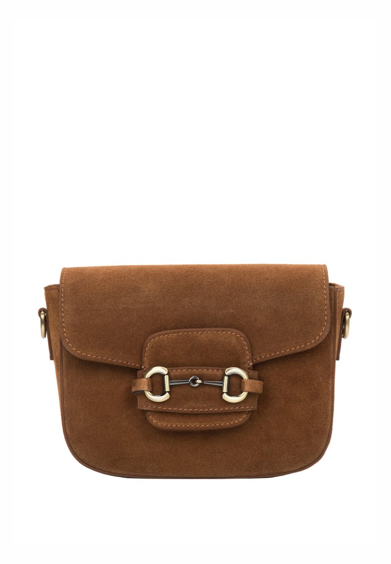 Brązowa torba na ramię zamszowa z klapą, z centralnym paskiem i złotymi ozdobami. Prostokątny kształt z wyraźnymi krawędziami.