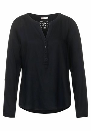 Zwarte blouse met lange mouwen, ronde halslijn, vierknopen voorpand en iets afgeronde zoom, label toont "Vandaag wordt de dag."