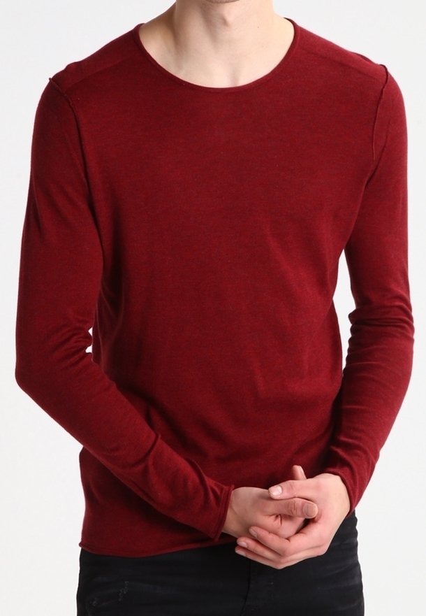 Langärmliges Shirt mit Rundhalsausschnitt in einem satten Bordeauxrot. Weicher Stoff mit subtiler Textur, taillierte Passform und minimales Nähdetails an den Schultern.