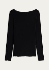 Czarny dopasowany top z długim rękawem, szerokim dekoltem typu łódka i lekko marszczonymi wykończeniami na rękawach i u dołu.