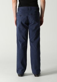Former CRUX HERRINGBONE PANT - Nohavice - washed navy