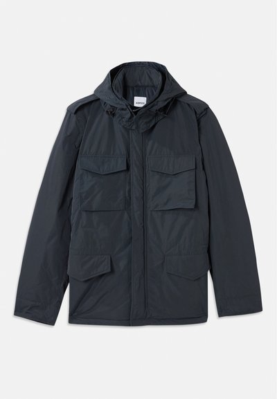 Mörkgrå huva-jacka med dragkedja fram, två stora bröstfickor och två sidofickor. Tillverkad av ett lätt, strukturerat tyg.