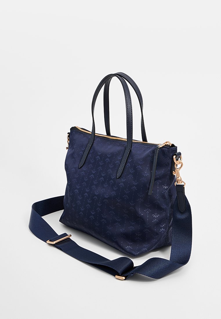Navyblaue Tragetasche mit floralem Muster, glattem Stoff, doppelten Griffen, goldenem Reißverschluss, abnehmbarem Schultergurt und strukturiertem Design.