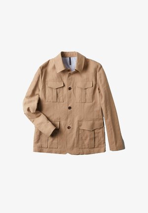 Chaqueta de algodón color beige con mangas largas, dos bolsillos en el pecho y dos bolsillos inferiores. Presenta botones marrones y un cuello con solapa. Tejido texturizado.