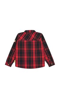 Camicia in flanella a scacchi rossi e neri con maniche lunghe, colletto classico, polsini con bottone e piccolo dettaglio del logo sulla manica.