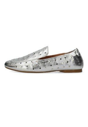 Hopeat metalliset loaferit, joissa on sileä pinta, ja jotka sisältävät sarjan pyöreitä aukkoja sekä hieman teräväkärkisen muotoilun.