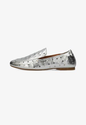 Mocassins métalliques argentés au fini lisse, dotés d'une série de découpes circulaires et d'un design de bout légèrement pointu.
