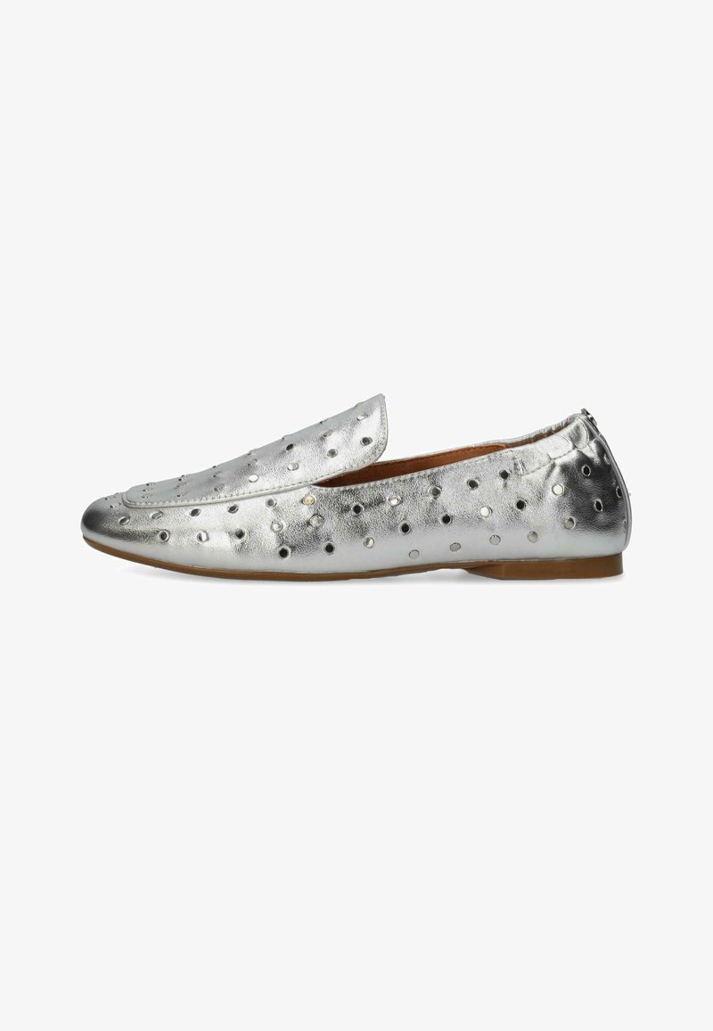 Mocassins métalliques argentés au fini lisse, dotés d'une série de découpes circulaires et d'un design de bout légèrement pointu.