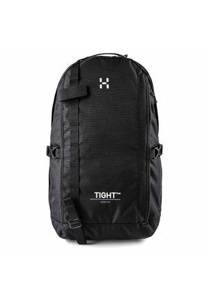 Zwarte rugzak van gemiddelde grootte met verticale riem, zijgespen en witte tekst "TIGHT™ MEDIUM" op het voorpaneel.