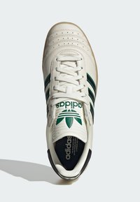 adidas Originals Tenisky - off white   core black   gum