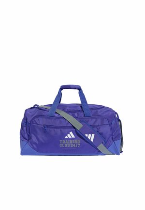 Violetti urheilulaukku käsikahvoilla ja harmaalla säädettävällä olkahihnalla, etutaskuissa vetoketjut ja teksti "Training Club 24/7".