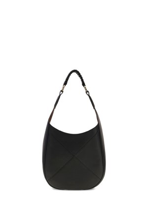 Sac hobo en cuir noir à la forme arrondie, avec des détails de couture diagonale et une bandoulière tressée ornée de ferrures dorées.