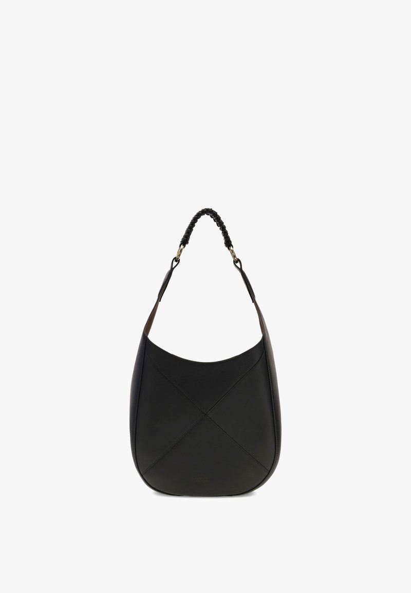 Sac hobo en cuir noir à la forme arrondie, avec des détails de couture diagonale et une bandoulière tressée ornée de ferrures dorées.