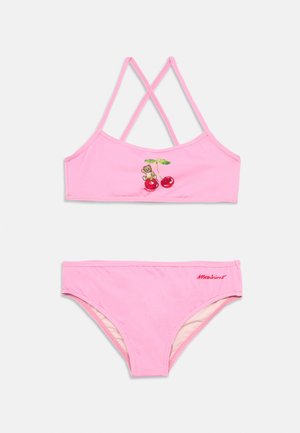 Set bikini rosa composto da un top a reggiseno con spalline incrociate e ricamo di ciliegie, e slip a vita bassa abbinati con dettaglio logo rosso.