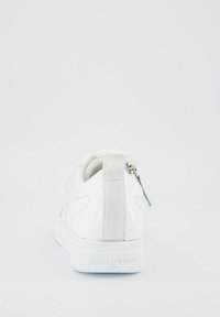 Weiße Sneaker mit einem strukturierten Lederoberteil, einer Gummisohle und einem Reißverschluss auf der Rückseite für einfachen Zugang. Einfaches, glattes Design.